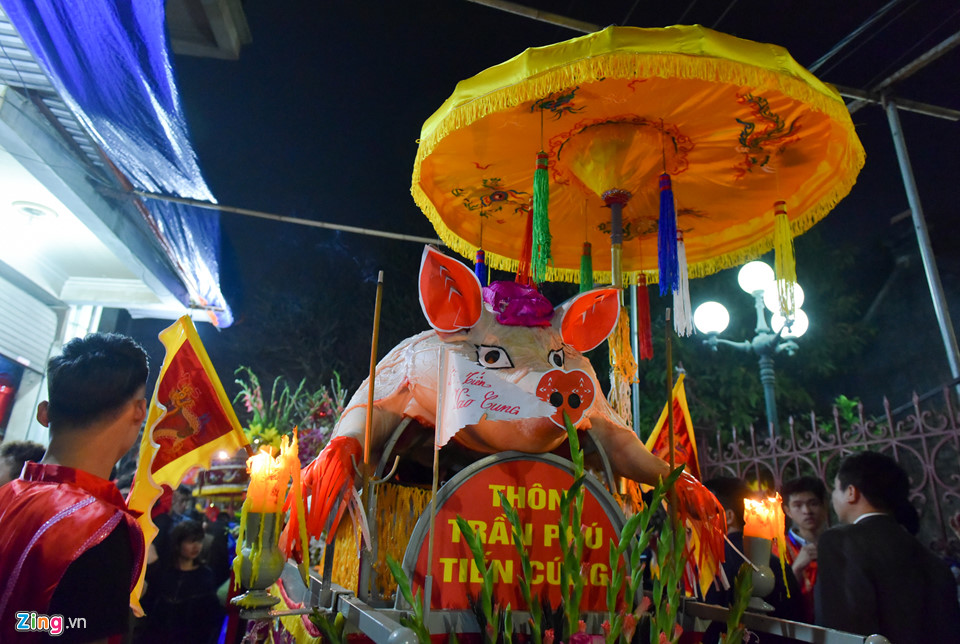 Ông lợn ngày ăn hoa quả, đêm ngủ mắc màn ở hội rước La Phù